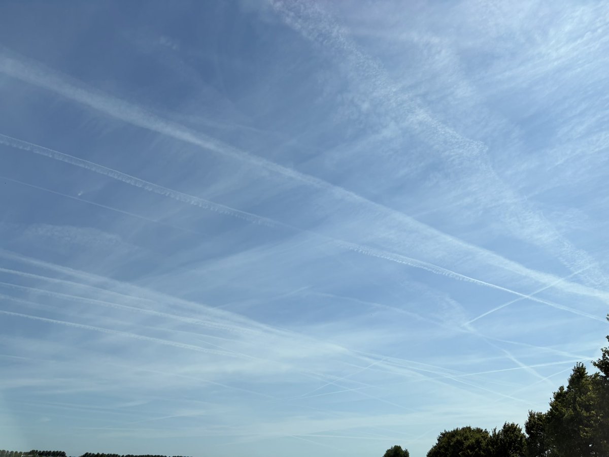 SaskiaHeijden's tweet photo. Elke weerman en weervrouw die dit sluierbewolking noemen, zouden aangeklaagd moeten worden wegens desinformatie en het verspreiden van nep nieuws. https://t.co/kfIBWBY5No