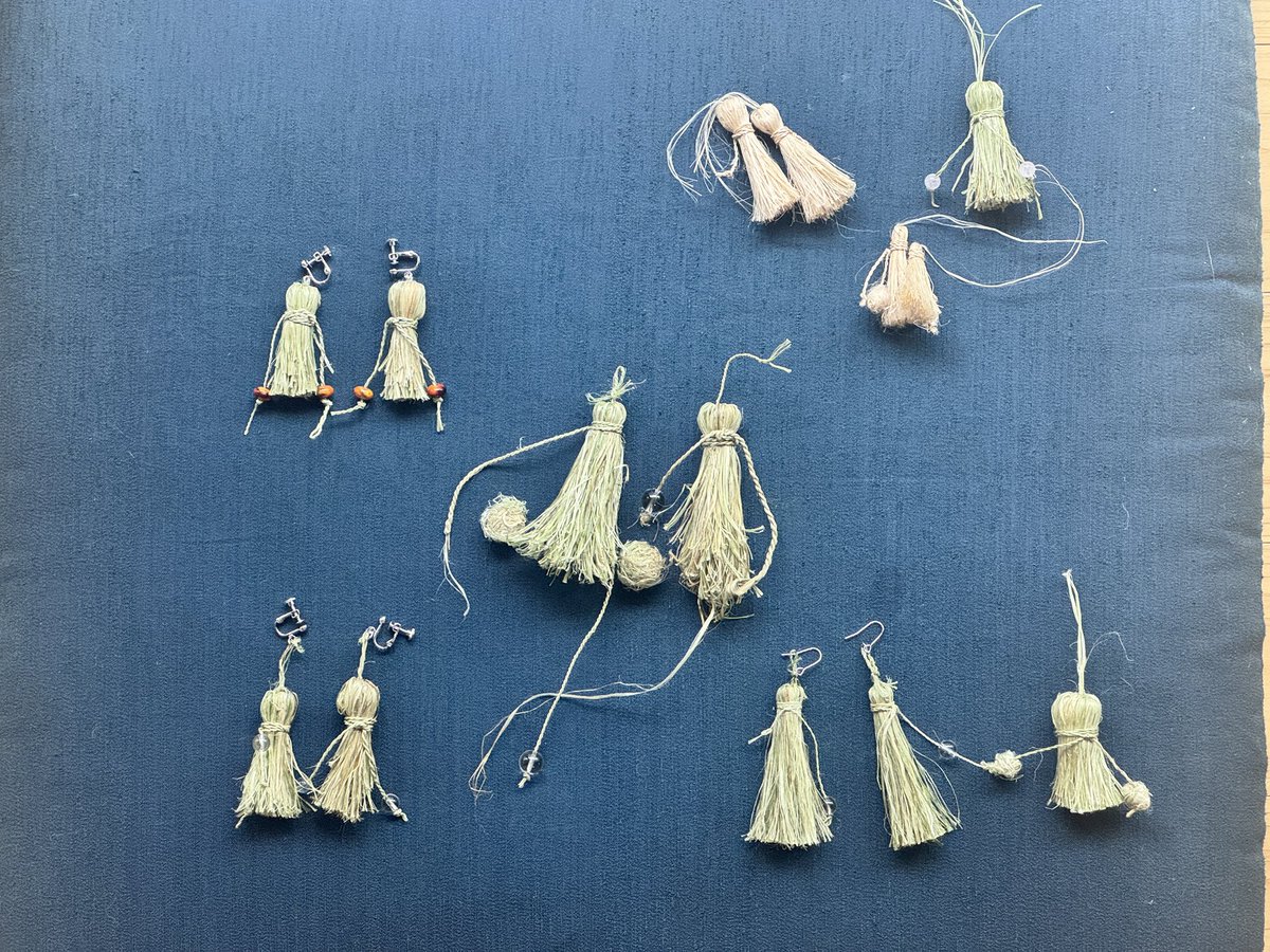 zasso_labo's tweet photo. カラムシから繊維を取ってアクセサリーを作りました。
⁡
カラムシ、もう花が咲いちゃってます。どうなのー？手仕事の会、次回は9月頃です。
⁡
 #雑草研究所 https://t.co/N4BZZaJj9K