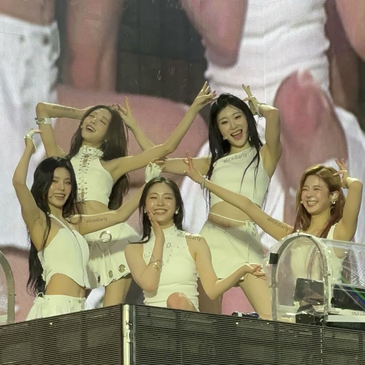 theitzypics's tweet photo. the happiest girls https://t.co/iLbNGpXY1n