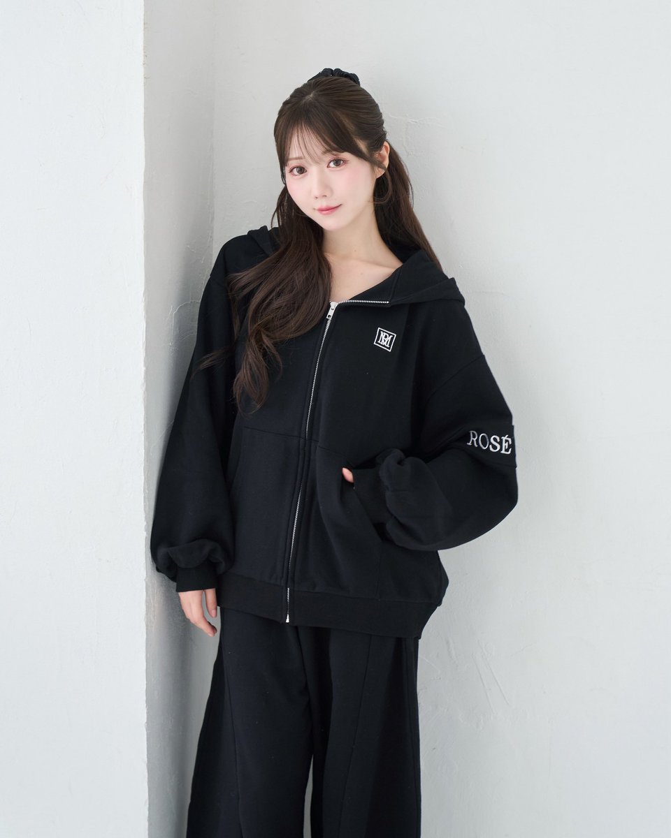 rosemuse_'s tweet photo. ┈𝑛𝑒𝑤 𝑎𝑟𝑟𝑖𝑣𝑎𝑙

"Logo embroidery zip parker"
color : ash / black
¥12,100(tax in)

胸元のボックスロゴと
袖のロゴ刺繍がポイントのパーカー

オーバーシルエットで
サラッと羽織りやすく重宝します。

⁡ ↪︎web store 7/21(mon)20:00

#RoseMuse https://t.co/swle1DPLEv