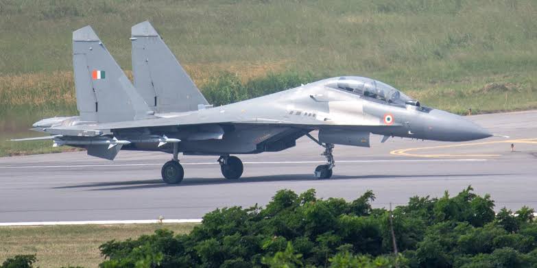 wartrophy_414's tweet photo. This claim is so odd, I can't get my head around it. If we go by this so how does IAF manages Derby integration? Or the already tested Astra Mk2(160KM)? Or the collectively decided 200+KM Astra if all was done by mimicking R77 also ignoring the MIL STD compliant MC of DARE in MKI https://t.co/GoF4EkIigq