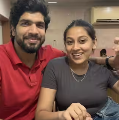 thetatvaindia's tweet photo. 🚨SHOCKING | Siya Goyal secretly married boyfriend Chetan Chaudhary after getting engaged to Ketan Agarwal https://t.co/HPvnLombBe