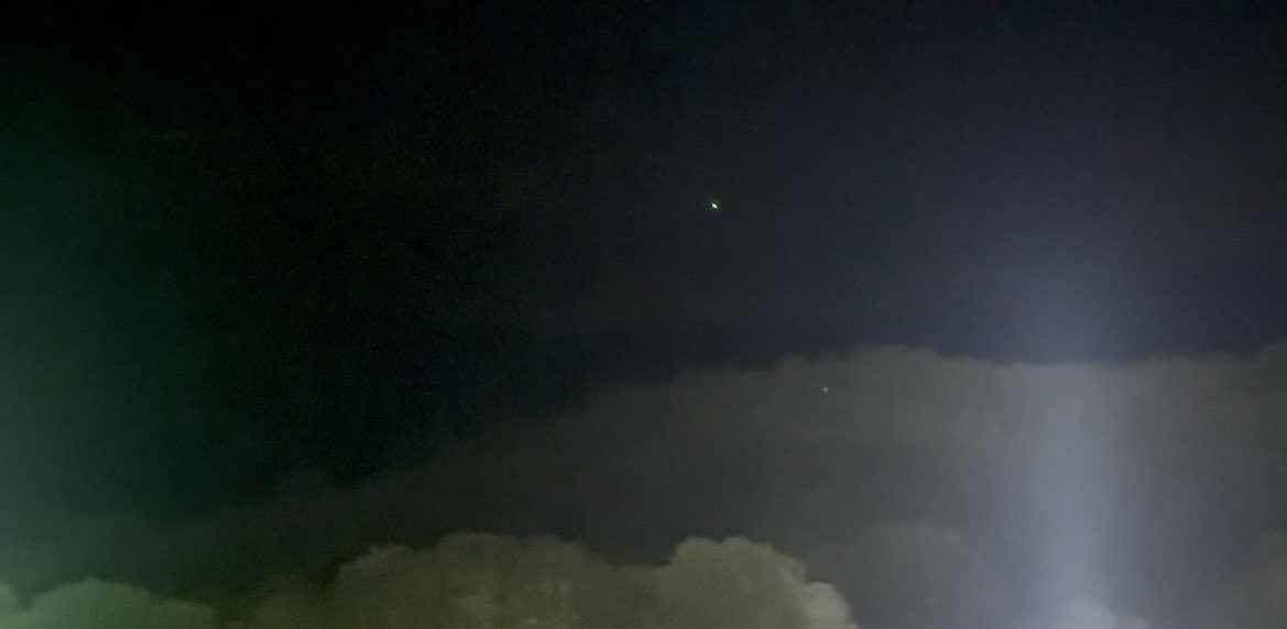 tsunodg's tweet photo. これはUFO、未知との遭遇？ 目の様なものがこちらを見ていた！
この日は曇りでこちらを観察して消えていった🙀
TVで未知との遭遇後、凄い能力が開花した！的な様子があった。私も力が欲しい ビルゲイツや本田宗一郎的な世界征服できる力をください
笑、まー、流れ星に願うよりは可能性がある？ https://t.co/MLZr0f6ln4