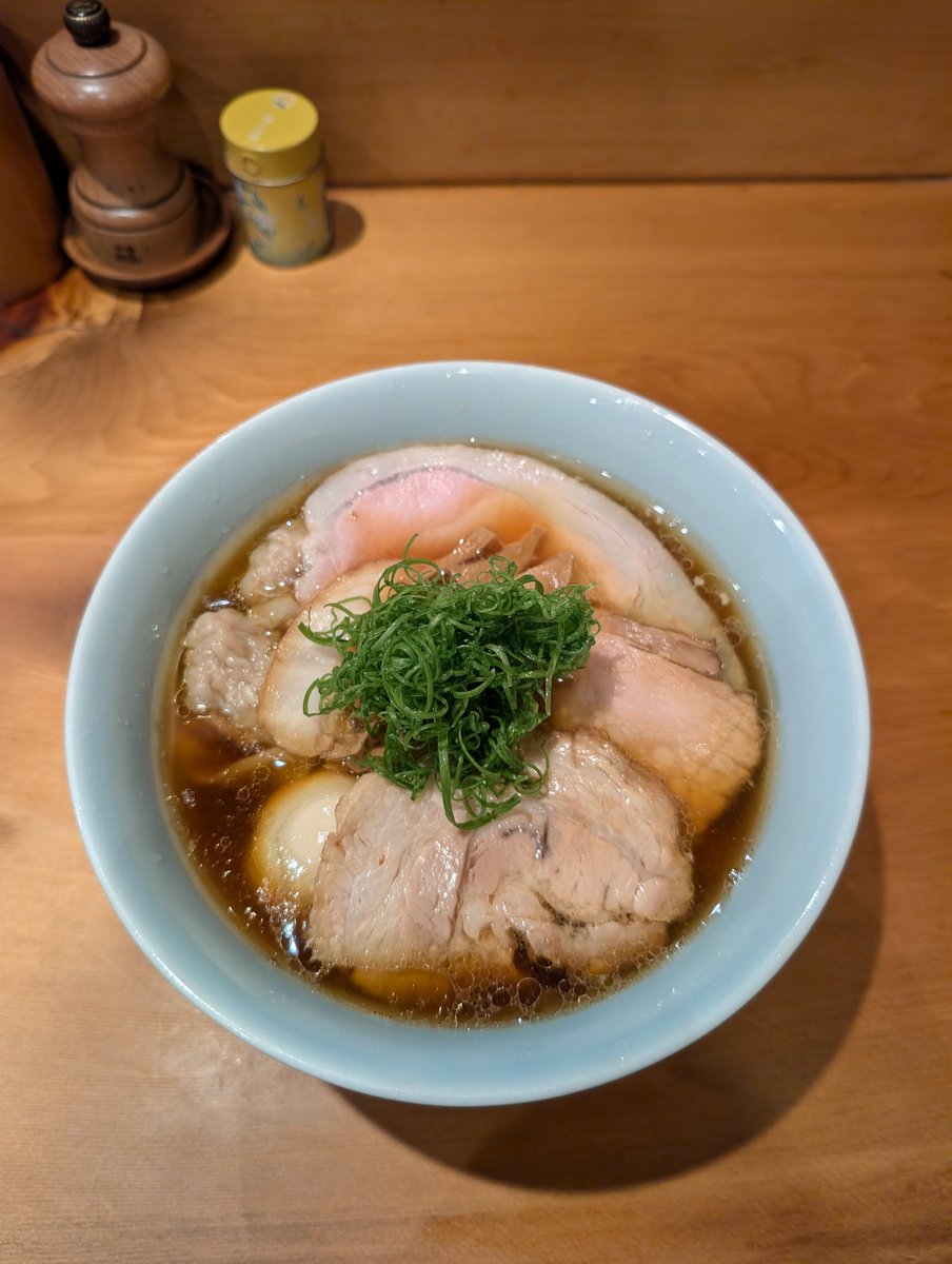 omasu09's tweet photo. 狛江　中華そばしば田　特製中華そば
2度目。今回は手揉み麺を。
旨味が本当にとてつもない。
具材全てスペシャル。
到着時15人並びがいるも約50分後には退店していて回転も速く、その上雰囲気も凄く良くて超絶名店🍜 https://t.co/JhP9ovlnSb