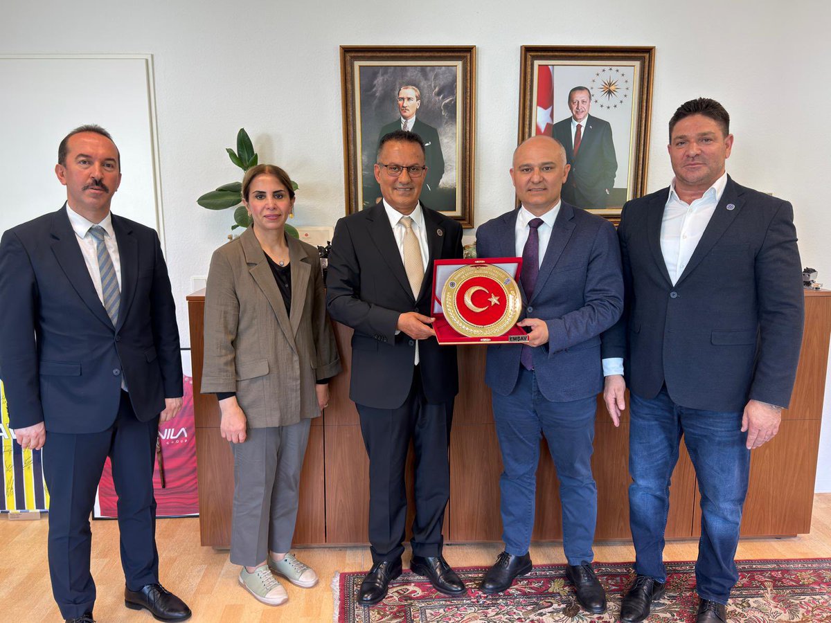 EMSAVayilmaz's tweet photo. EMŞAV Almanya Temsilcimiz Sayın Cemal Öney ile birlikte, T.C. Essen Başkonsolosumuz Sayın Taylan Özgür Aydın’ı makamında ziyaret ettik.

Ziyaretimizde vakfımızın Türkiye ve Almanya’da yürüttüğü faaliyetler ile şehit ailelerimiz ve gazilerimize yönelik çalışmalarımız hakkında kendilerini bilgilendirdik.

Sayın Başkonsolosumuz, şehit ve gazi ailelerimizin her zaman yanında olduklarını ifade ederek, sivil toplum kuruluşlarının yürüttüğü çalışmaların büyük önem taşıdığını, vakfımızın faaliyetlerini memnuniyetle takip ettiğini ve bu konuda üzerine düşen her türlü desteği vermeye hazır olduğunu dile getirdi.

Nazik kabulleri, samimi misafirperverlikleri ve destekleyici yaklaşımlarından dolayı Sayın Başkonsolosumuz Taylan Özgür Aydın’a teşekkür ediyor, çalışmalarında üstün başarılar diliyorum. @TC_EssenBK @EssenEA_ @TC_Disisleri_B @EmniyetGM @TC_icisleri