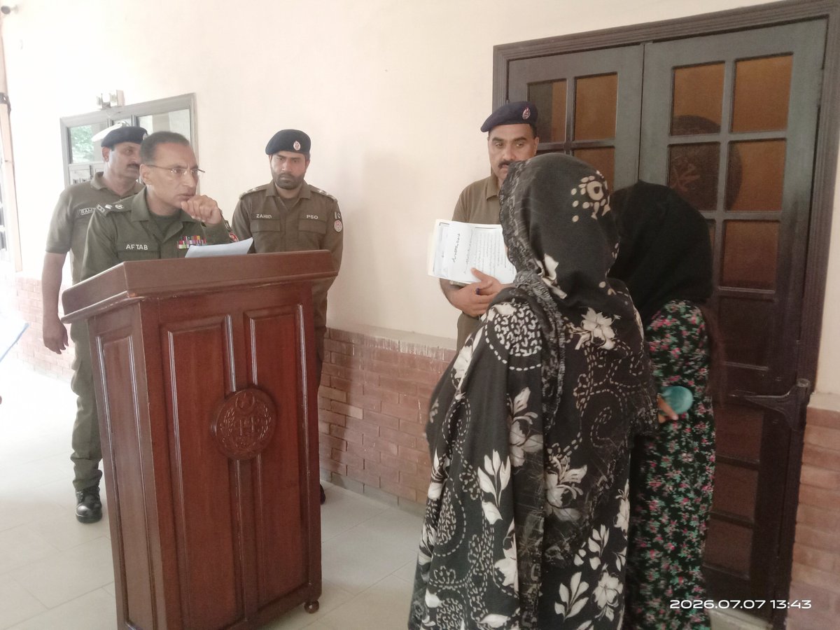 Police_Kasur's tweet photo. ڈی پی او قصور آفتاب احمد پھلروان نے "اوپن ڈور پالیسی" کے تحت اپنے آفس میں کھلی کچہری کا انقعاد کیا، شہریوں کی پولیس کے متعلق شکایات کو سنا اور ان کے حل کے لئے موقع پر ہی احکامات جاری کیے
#PunjabPolice #KasurPolice #AtYourService #Awareness https://t.co/r8sEwiZ46r