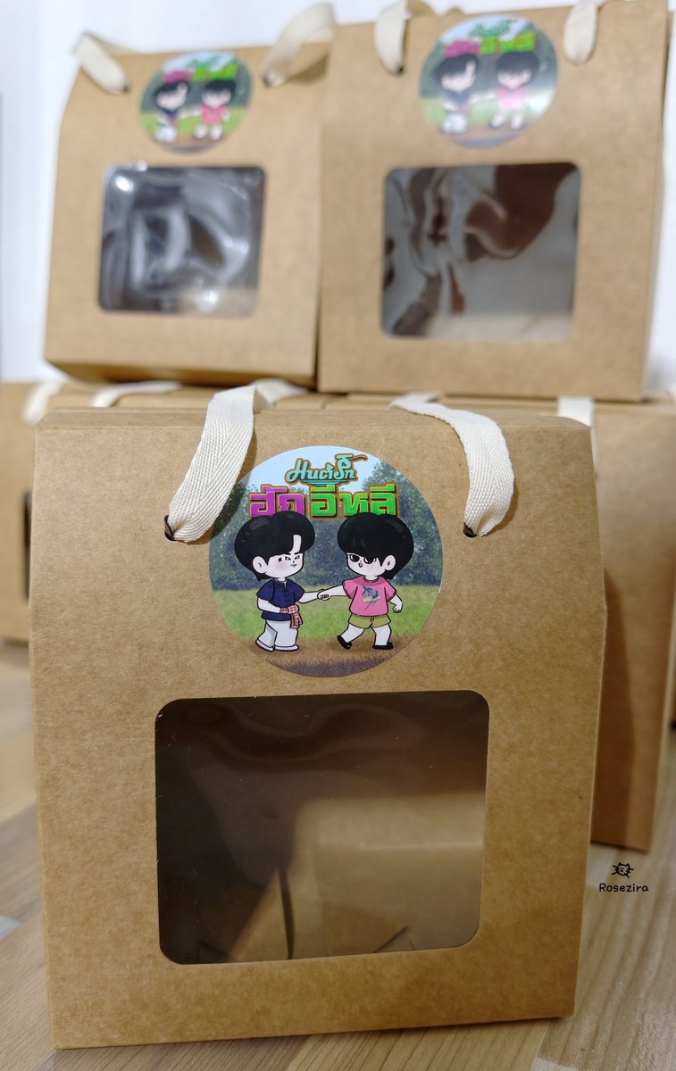 RoseZira's tweet photo. ป้าสนแจกของกินเต็มงานบวงสรวงเลย 
ดูท่าแล้วน่าจะแบกของกลับบ้านเยอะแน่ๆ 

หม่ามี๊ขอแจกถุงกระดาษเพิ่มอีกค่า  มารับกันได้เรื่อยๆ จนกว่าจะหมดน๊าาา 

 #มนต์รักฮักอีหลี
#HUGELheeTheMusical
#ZeeNuNew
#ZeePruk
#NuNew https://t.co/zUvbiGYxGC
