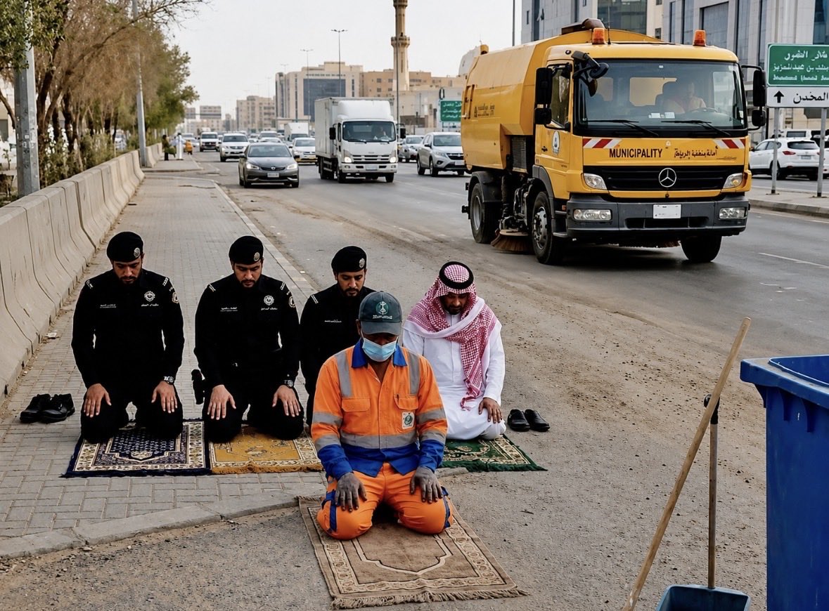 TRND__SA's tweet photo. بعض رجال الأمن السعوديين ومواطن يؤمهم عاملَ نظافة في الصلاة، في مشهد يجسد حقيقة الإسلام؛ فلا فضل لغني على فقير، ولا لأبيض على أسود، إلا بالتقوى.
﴿إِنَّ أَكْرَمَكُمْ عِندَ اللَّهِ أَتْقَاكُمْ﴾.

ما دام هؤلاء رجال أمننا، بحرصهم على الصلاة وتواضعهم فنحن بخير. 🇸🇦 https://t.co/ktyza8sIIJ