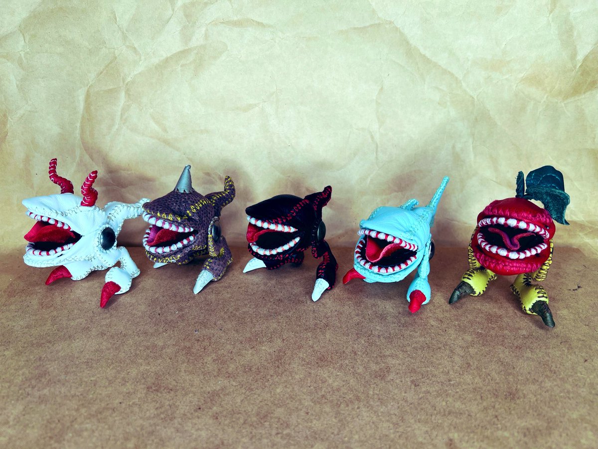 atelier_mectar's tweet photo. ならんでー

※葉っぱの子が旅立つ前に撮影したものです。

#狗魑魅　#クスダマちゃん https://t.co/naZNnegkGA