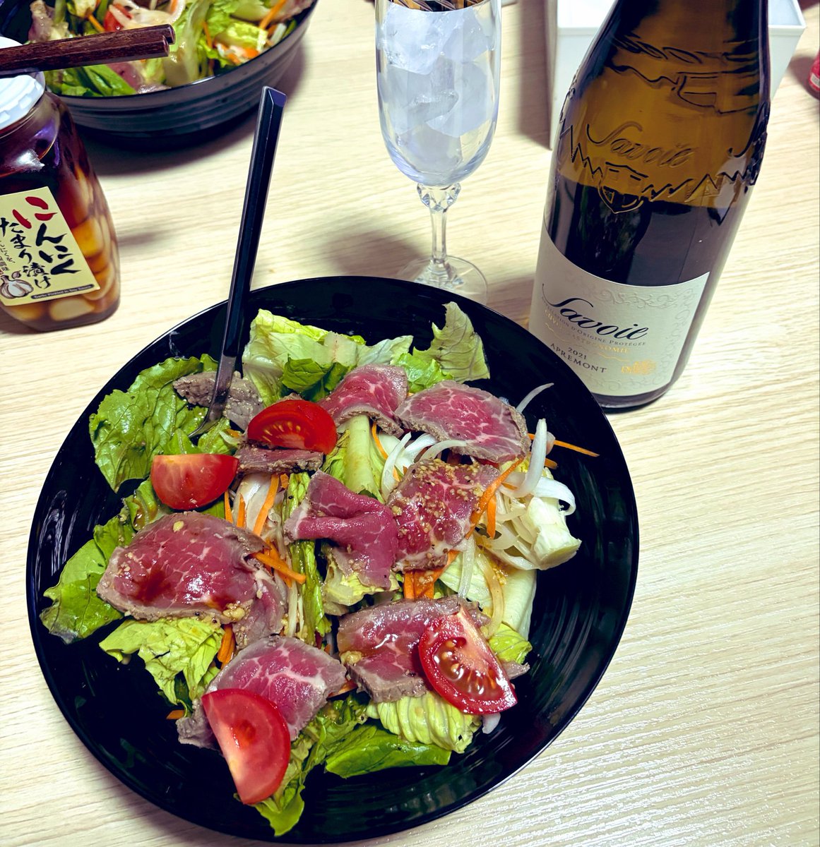sala008145's tweet photo. 今日7/7のご飯

・ローストビーフサラダ

今日は冷凍保存していたローストビーフを使った和風サラダ🥗
合わせて白ワインを嗜んでます🍷
幸せ❣️
#晩ご飯 ＃ローストビーフ #��酌 #ご飯好き https://t.co/e8uTGMBk01