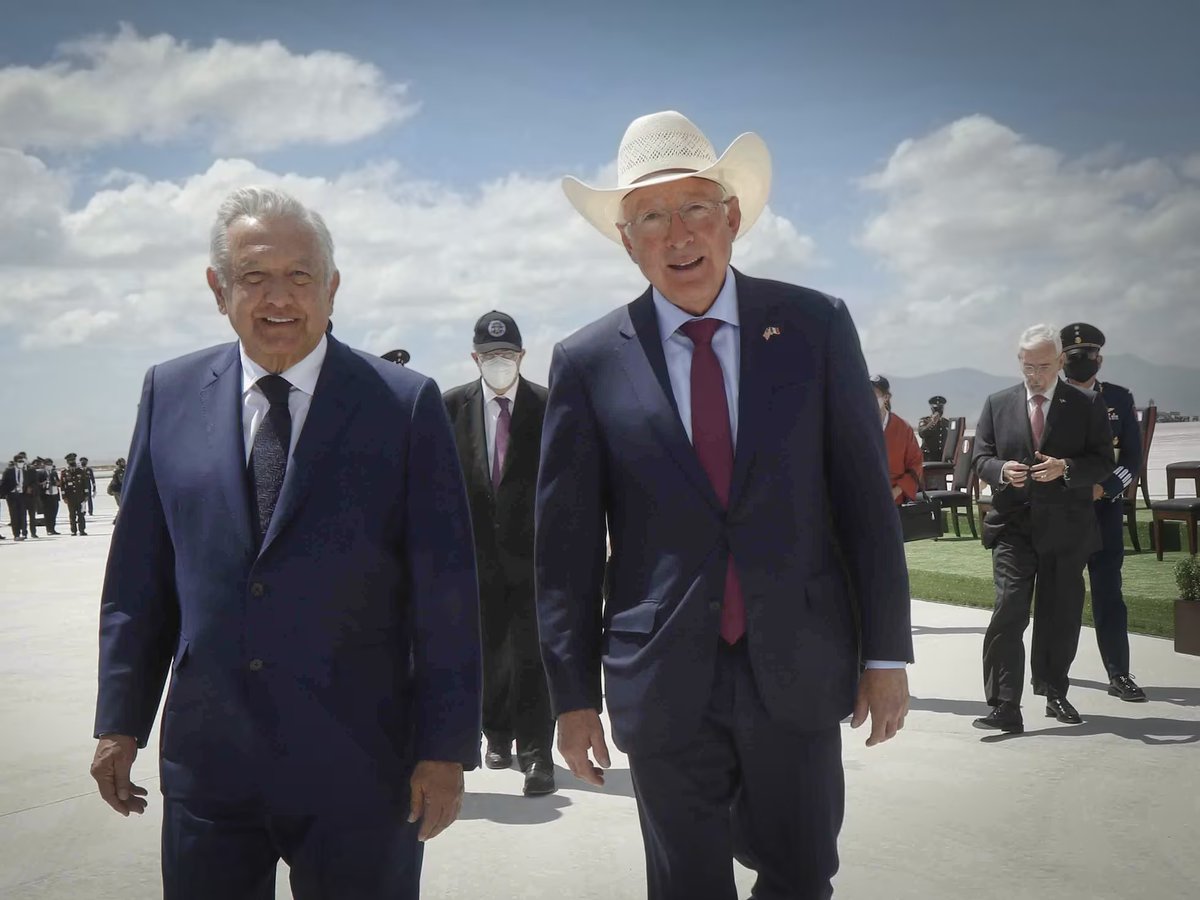 luisghernan's tweet photo. No son amigos de México, ni de los mexicanos
Y nunca lo han sido o lo serán

El hipócrita @ChrisLandauUSA 
El mitómano @KenSalazar 
y el halcón Ron Johnson @USAmbMex 
protegen los intereses de Estados Unidos, incluso cuando ello significa atentar u operar contra la Democracia mexicana

La 4T lo sabe bien

Ante Estados Unidos: sumisión JAMÁS