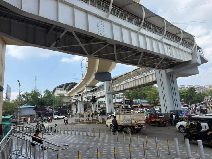 RailAnalysis's tweet photo. #NagpurMetro opens second entry/exit and #FOB at Cotton Market #Metro Station to ease commuter movement

Read more: https://t.co/KsvhkQY4qW

#MahaMetro #MaharashtraMetro #CottonMarketStation #AquaLine #EastCorridor #FootOverBridge #MetroStation #Infrastructure #RailAnalysis https://t.co/B389YWZGhd