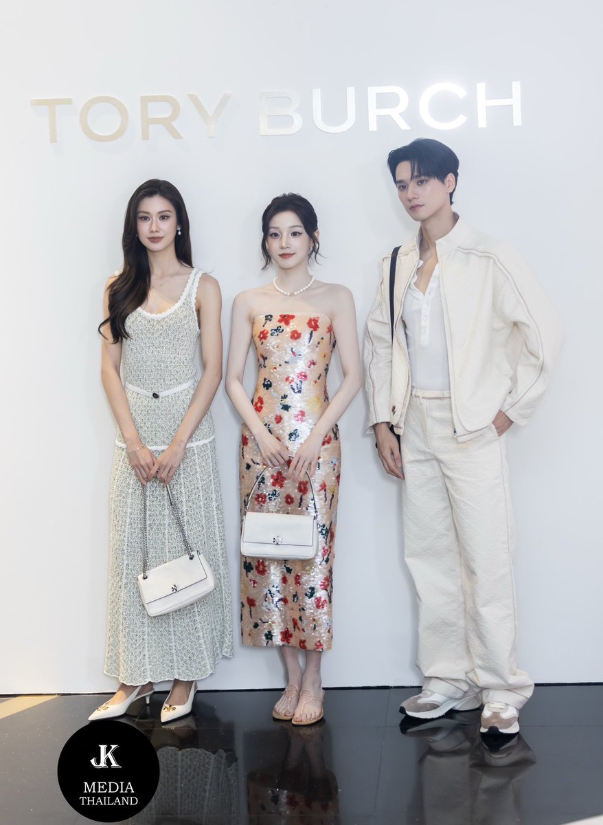 JKmediaTH's tweet photo. งานเปิดตัว Tory Burch บูติกใหม่ที่ ICONSIAM บรรยากาศพรีเมียมและคึกคัก ไฮไลต์คือ YUQI วง i-dle พร้อมเก่ง หฤษฎ์ และลีน่า ลลินา ร่วมงาน สะท้อนภาพลักษณ์แบรนด์แฟชั่นลักชัวรี

#ToryBurch #ToryBurchTH #ToryBurchIconsiam #Iconsiam #YUQIxToryBurch #YUQI #iDLE #เก่งหฤษฎ์ #ลีน่าลลินา https://t.co/hiWIoYz4my