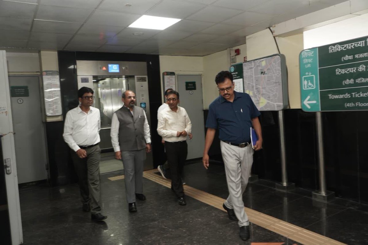 RailAnalysis's tweet photo. #NagpurMetro opens second entry/exit and #FOB at Cotton Market #Metro Station to ease commuter movement

Read more: https://t.co/KsvhkQY4qW

#MahaMetro #MaharashtraMetro #CottonMarketStation #AquaLine #EastCorridor #FootOverBridge #MetroStation #Infrastructure #RailAnalysis https://t.co/B389YWZGhd