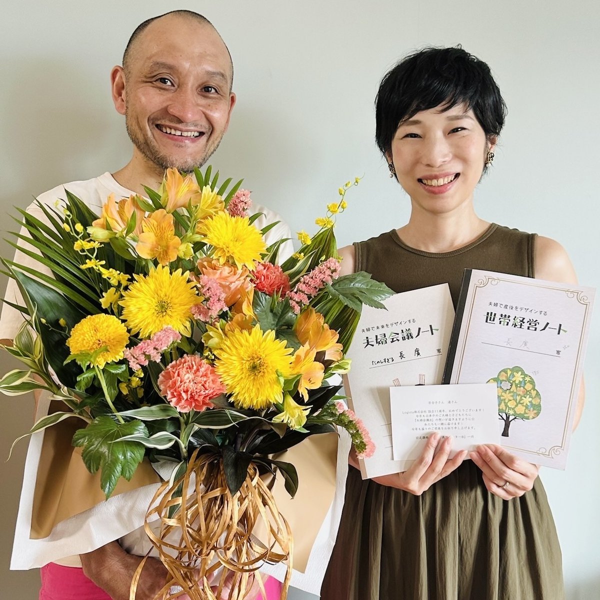 fufukaigi's tweet photo. ＼Logista創業11周年／の続き①
なんと、認定講師「夫婦会議サポーター®」の皆さんからサプライズでお祝いのお花が届きました🌻

┈┈┈┈┈┈┈┈┈
日本中のご夫婦と子どもたちに『＃夫婦会議®』の想いが届きますように☆
私たちも一緒に届けます！
┈┈┈┈┈┈┈┈┈
 
のメッセージが嬉しすぎる…🥹
志を共にできる仲間の存在にいつも勇気づけられています。皆、ありがとう！