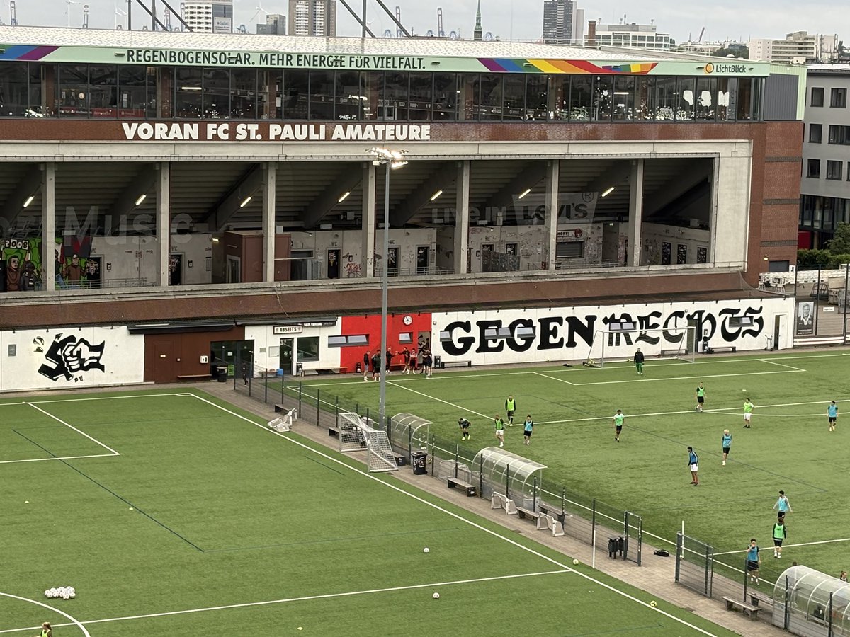 tsukiji14's tweet photo. ハンブルク。
世界的にも有名な極左サッカーチーム、St.Pauliのホーム。隣の小グラウンドでは学生たちが練習してて、その壁にはファシスト粉砕マークと「右翼反対」の巨大看板。さすがすぎる笑 https://t.co/VS54AXGeNi