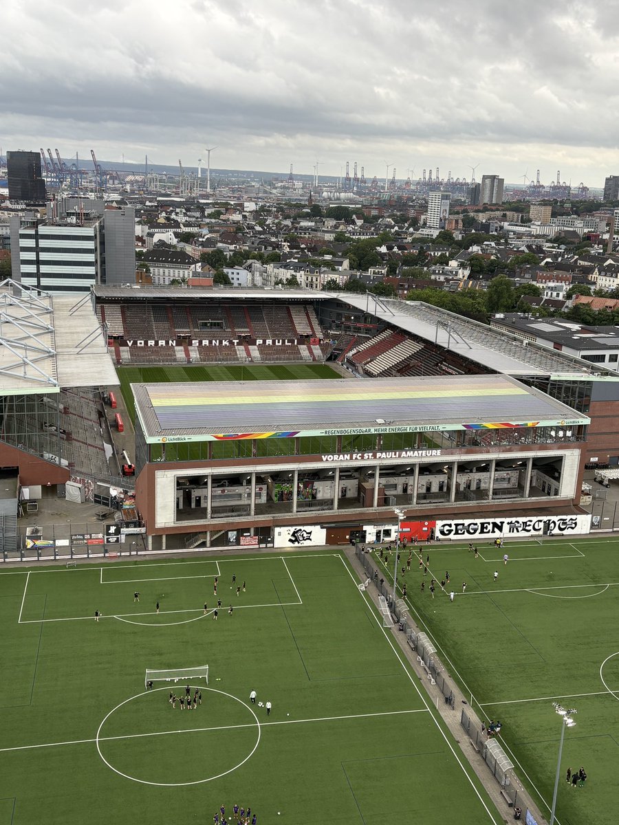 tsukiji14's tweet photo. ハンブルク。
世界的にも有名な極左サッカーチーム、St.Pauliのホーム。隣の小グラウンドでは学生たちが練習してて、その壁にはファシスト粉砕マークと「右翼反対」の巨大看板。さすがすぎる笑 https://t.co/VS54AXGeNi