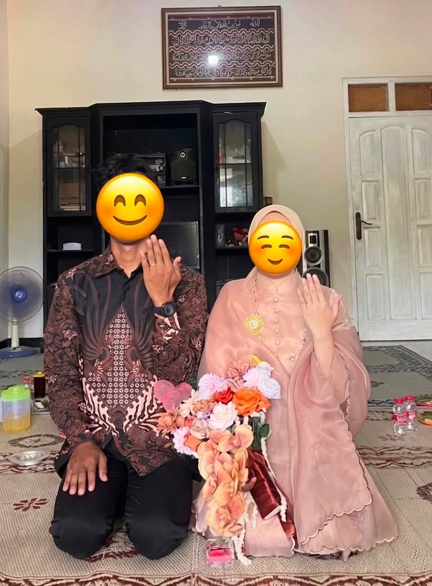 Abangnasipadang's tweet photo. Maaf, kami Gen Z ngga berpegang sama kalimat “acara nikah itu momen sekali seumur hidup.”

Lamaran kami tanpa dekor, tanpa fotografer, cuma keluarga inti. Akad di rumah cuma habis 10 juta, tapi tetap jadi hari paling berkesan dan bahagia.

Karena yang benar-benar sekali seumur hidup bukan acaranya, tapi kehidupan setelahnya

Postingan ini cuma buat jadi referensi buat siapa aja yang lagi takut nikah karena biaya yaa. Nggak ada niat buat ngebandingin cara orang nikah. Kalau kalian punya wedding dream dan memang mampu, itu juga nggak ada yang salah. Tapi kalau budget lagi terbatas, nikah sederhana juga tetap indah kok. Yang penting jangan sampai memaksakan keadaan

cc : findaels