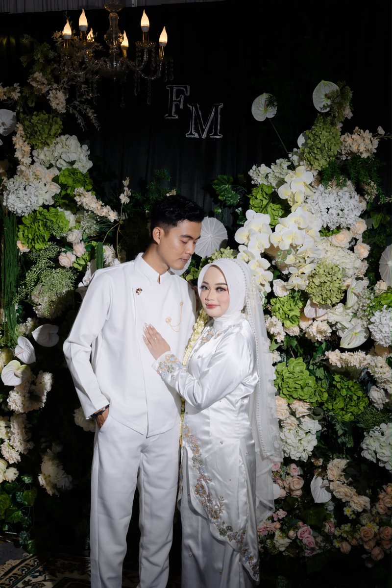 Abangnasipadang's tweet photo. Maaf, kami Gen Z ngga berpegang sama kalimat “acara nikah itu momen sekali seumur hidup.”

Lamaran kami tanpa dekor, tanpa fotografer, cuma keluarga inti. Akad di rumah cuma habis 10 juta, tapi tetap jadi hari paling berkesan dan bahagia.

Karena yang benar-benar sekali seumur hidup bukan acaranya, tapi kehidupan setelahnya

Postingan ini cuma buat jadi referensi buat siapa aja yang lagi takut nikah karena biaya yaa. Nggak ada niat buat ngebandingin cara orang nikah. Kalau kalian punya wedding dream dan memang mampu, itu juga nggak ada yang salah. Tapi kalau budget lagi terbatas, nikah sederhana juga tetap indah kok. Yang penting jangan sampai memaksakan keadaan

cc : findaels