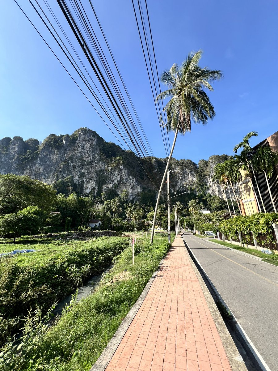 kaptenAmercia's tweet photo. Strolling around with this view actually heals something in me🥹

Pls kalian harus cobain ke Krabi!! Waktu itu aku nginep di hotel daerah Ao Nang yg dapet view hills kayak gini. Hotel bintang 4 secakep ini tapi cuma 400ribuan tuh janggal sih….. :”) https://t.co/T08UADr4ae