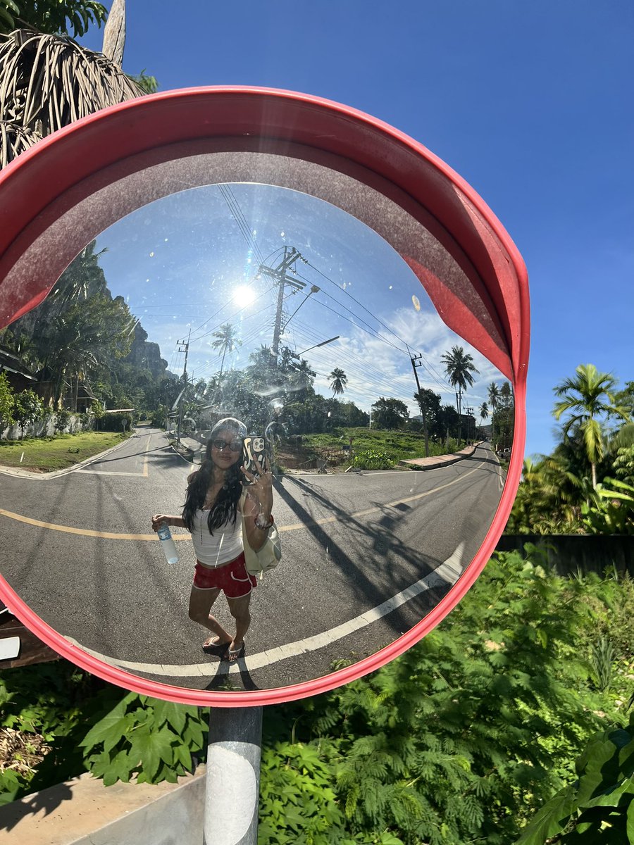 kaptenAmercia's tweet photo. Strolling around with this view actually heals something in me🥹

Pls kalian harus cobain ke Krabi!! Waktu itu aku nginep di hotel daerah Ao Nang yg dapet view hills kayak gini. Hotel bintang 4 secakep ini tapi cuma 400ribuan tuh janggal sih….. :”) https://t.co/T08UADr4ae