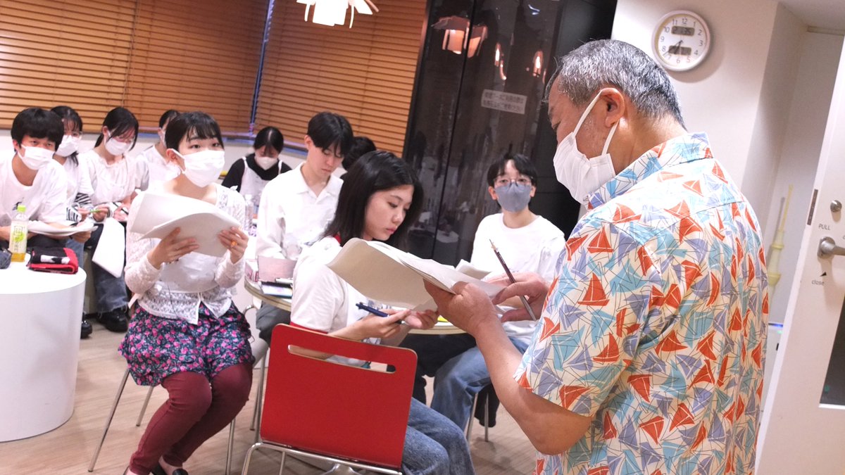 sigma7_school's tweet photo. 【スタッフ日誌📒】専科
本日は➡️目黒講師によるナレーション

本日はボイスオーバーの実習✨
インタビュー等の様子に声を重ねるので
自然さも必要になりますね…

👨‍🏫Today's Advice👩‍🏫
「映像の音は大切だけど、日本語と英語は音の動きが違うから気を付けて」
#シグマ・セブン声優養成所 https://t.co/rzaP5NXI4D
