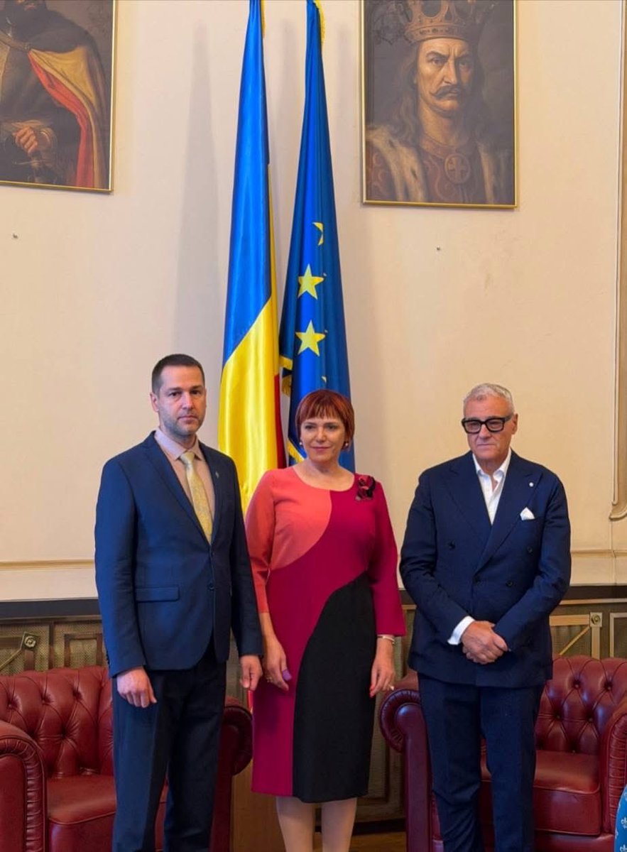 DeputatCDascalu's tweet photo. În cursul zilei de ieri am avut deosebita onoare de a mă întâlni la Parlamentul României cu Excelența Sa,  Roberto Musneci, Ambasadorul Ordinului Suveran de Malta în România/Roberto Musneci, Ambassador to Romania, Sovereign Military Hospitaller Order of St. John of Jerusalem of Rhodes and of Malta, într-o întrevedere prietenească și caldă,  consacrată aprofundării dialogului bilateral.

Ne-am bucurat să descoperim prieteni comuni din mediul academic, medical și antreprenorial din România, Italia, Malta, SUA, în timp ce gazde la Senat, Grup AUR i-am fost Excelenței Sale, colegul meu,  D-l Senator Cezar Petre și subsemnata. Convorbirile purtate au vizat perspectivele de extindere a cooperării dintre România și Ordinul Suveran de Malta în domenii de interes comun — de la relațiile instituționale, la cooperarea umanitară, socială, academică și culturală — precum și cele mai recente evoluții de pe agenda comună.

România și Ordinul Suveran de Malta împărtășesc un angajament de lungă tradiție față de stabilitate, solidaritate și o colaborare întemeiată pe respect reciproc și parteneriat instituțional.

Dialogul diplomatic rămâne, în acest sens, un instrument de o valoare deosebită pentru identificarea de noi oportunități de cooperare și pentru consolidarea legăturilor dintre cele două părți.

Îi mulțumesc, pe această cale, Excelenței Sale, Roberto Musneci, pentru deschiderea manifestată și pentru schimbul de opinii constructiv, convins fiind că această întrevedere va constitui un pas important în dezvoltarea în continuare a relațiilor dintre România și Ordinul Suveran de Malta.