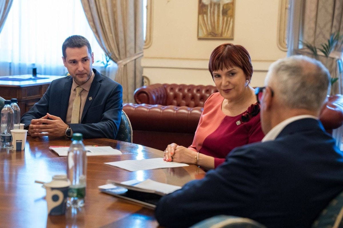 DeputatCDascalu's tweet photo. În cursul zilei de ieri am avut deosebita onoare de a mă întâlni la Parlamentul României cu Excelența Sa,  Roberto Musneci, Ambasadorul Ordinului Suveran de Malta în România/Roberto Musneci, Ambassador to Romania, Sovereign Military Hospitaller Order of St. John of Jerusalem of Rhodes and of Malta, într-o întrevedere prietenească și caldă,  consacrată aprofundării dialogului bilateral.

Ne-am bucurat să descoperim prieteni comuni din mediul academic, medical și antreprenorial din România, Italia, Malta, SUA, în timp ce gazde la Senat, Grup AUR i-am fost Excelenței Sale, colegul meu,  D-l Senator Cezar Petre și subsemnata. Convorbirile purtate au vizat perspectivele de extindere a cooperării dintre România și Ordinul Suveran de Malta în domenii de interes comun — de la relațiile instituționale, la cooperarea umanitară, socială, academică și culturală — precum și cele mai recente evoluții de pe agenda comună.

România și Ordinul Suveran de Malta împărtășesc un angajament de lungă tradiție față de stabilitate, solidaritate și o colaborare întemeiată pe respect reciproc și parteneriat instituțional.

Dialogul diplomatic rămâne, în acest sens, un instrument de o valoare deosebită pentru identificarea de noi oportunități de cooperare și pentru consolidarea legăturilor dintre cele două părți.

Îi mulțumesc, pe această cale, Excelenței Sale, Roberto Musneci, pentru deschiderea manifestată și pentru schimbul de opinii constructiv, convins fiind că această întrevedere va constitui un pas important în dezvoltarea în continuare a relațiilor dintre România și Ordinul Suveran de Malta.