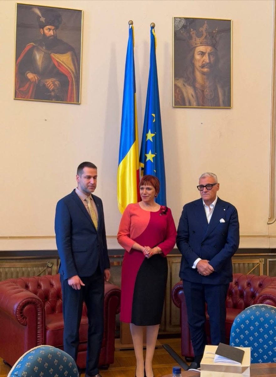 DeputatCDascalu's tweet photo. În cursul zilei de ieri am avut deosebita onoare de a mă întâlni la Parlamentul României cu Excelența Sa,  Roberto Musneci, Ambasadorul Ordinului Suveran de Malta în România/Roberto Musneci, Ambassador to Romania, Sovereign Military Hospitaller Order of St. John of Jerusalem of Rhodes and of Malta, într-o întrevedere prietenească și caldă,  consacrată aprofundării dialogului bilateral.

Ne-am bucurat să descoperim prieteni comuni din mediul academic, medical și antreprenorial din România, Italia, Malta, SUA, în timp ce gazde la Senat, Grup AUR i-am fost Excelenței Sale, colegul meu,  D-l Senator Cezar Petre și subsemnata. Convorbirile purtate au vizat perspectivele de extindere a cooperării dintre România și Ordinul Suveran de Malta în domenii de interes comun — de la relațiile instituționale, la cooperarea umanitară, socială, academică și culturală — precum și cele mai recente evoluții de pe agenda comună.

România și Ordinul Suveran de Malta împărtășesc un angajament de lungă tradiție față de stabilitate, solidaritate și o colaborare întemeiată pe respect reciproc și parteneriat instituțional.

Dialogul diplomatic rămâne, în acest sens, un instrument de o valoare deosebită pentru identificarea de noi oportunități de cooperare și pentru consolidarea legăturilor dintre cele două părți.

Îi mulțumesc, pe această cale, Excelenței Sale, Roberto Musneci, pentru deschiderea manifestată și pentru schimbul de opinii constructiv, convins fiind că această întrevedere va constitui un pas important în dezvoltarea în continuare a relațiilor dintre România și Ordinul Suveran de Malta.