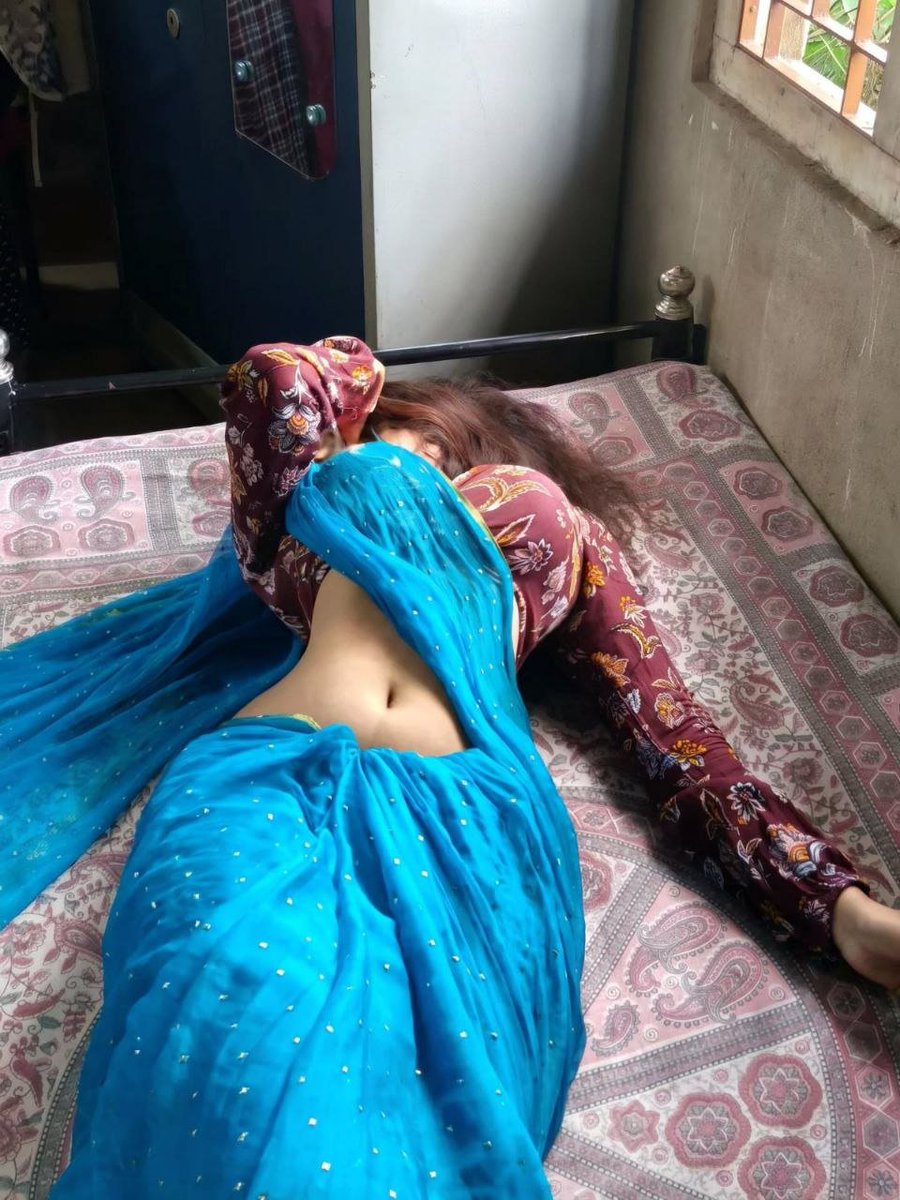 Shivanikashmiri's tweet photo. Blue saree, soft sunlight, and a little bit of magic 💙✨
#sareelove #indianlook #blueaesthetic #desistyle #traditionalfashion https://t.co/ln8VMyrAbM