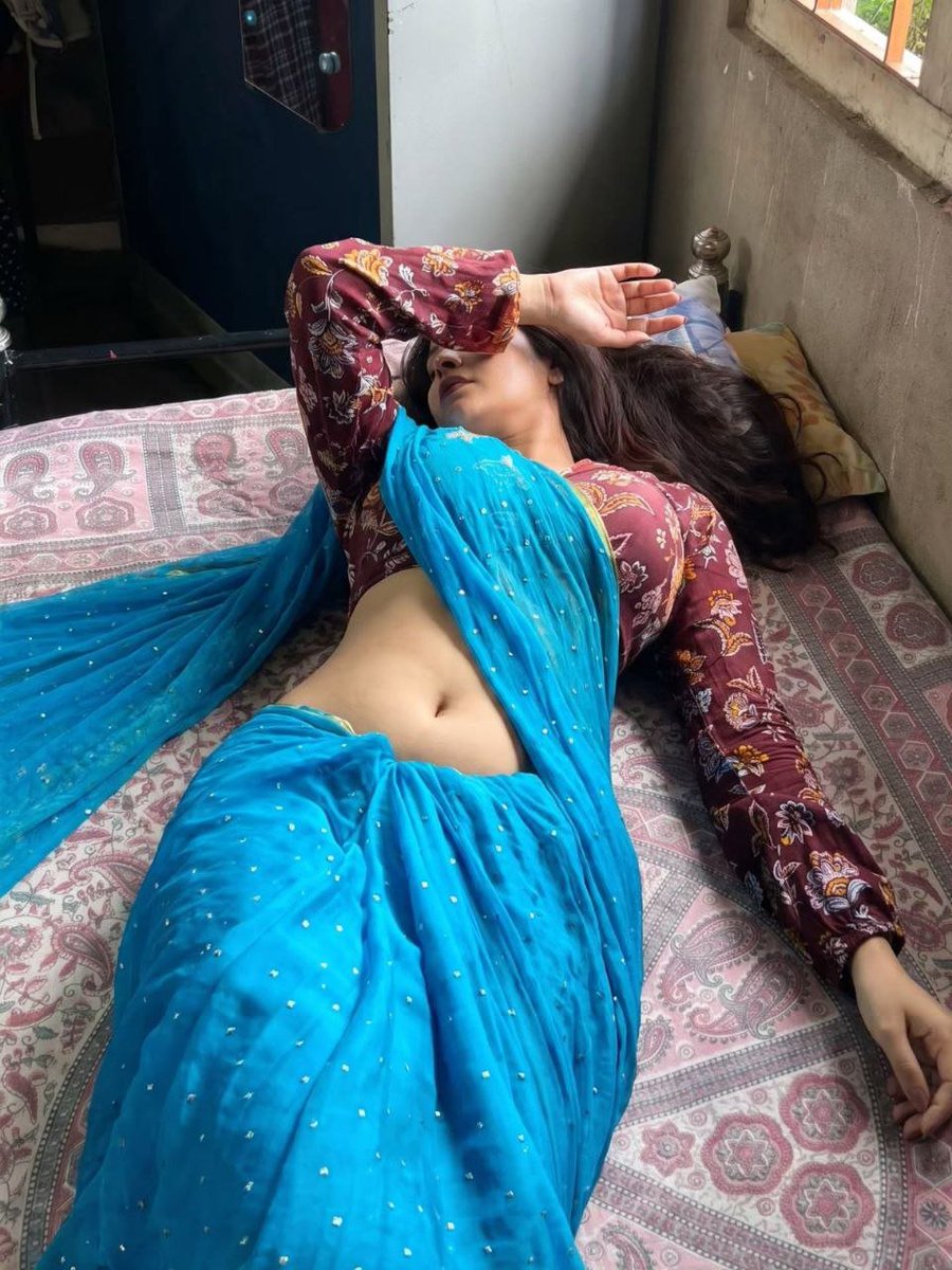 Shivanikashmiri's tweet photo. Blue saree, soft sunlight, and a little bit of magic 💙✨
#sareelove #indianlook #blueaesthetic #desistyle #traditionalfashion https://t.co/ln8VMyrAbM