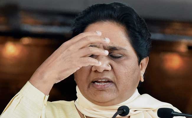 NeerajKanojia16's tweet photo. बसपा, @Mayawati

यह भारतीय राजनीति का शायद एकमात्र ऐसा विपक्ष है, जिसका खुद के जीतने से दूर-दूर तक कोई सरोकार नहीं रह गया है। 

यह एक ऐसा अनोखा दल है जो सत्तापक्ष से लड़ने के बजाय केवल दूसरे विपक्षी दलों को हराने के लिए चुनाव मैदान में उतरता है,

और ताज्जुब की बात यह है कि इसकी असली खुशी भी विपक्ष की ही हार में छिपी होती है।

इसी लिए समस्त दलित समुदाय से आग्रह है कि बसपा को वोट न करें,अन्यथा आपका वोट बेकार चला जाएगा।
आप सब@samajwadiparty , @yadavakhilesh जी को वोट करें।