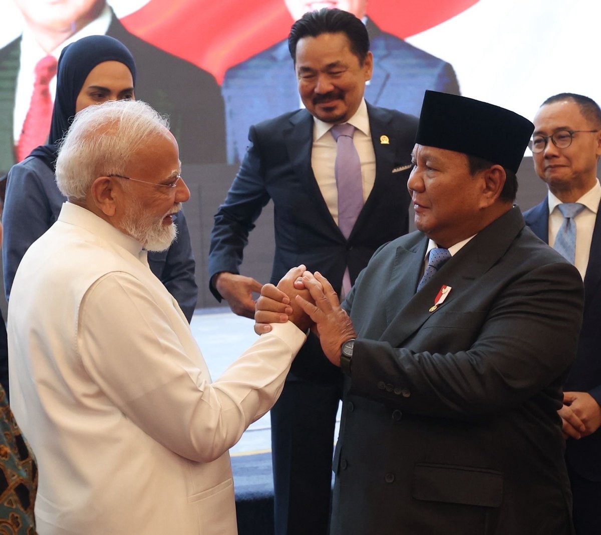 narendramodi's tweet photo. Merupakan suatu kehormatan dapat berpidato di hadapan Parlemen Indonesia. India dan Indonesia terhubung oleh sejarah, budaya, dan hubungan antar-masyarakat yang telah terjalin selama berabad-abad. Bersama-sama, kita akan terus bekerja sama demi mewujudkan masa depan yang berlandaskan persahabatan, kolaborasi, dan kemakmuran bersama.