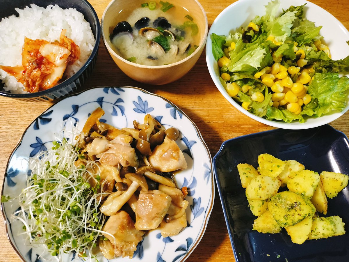 koromifood's tweet photo. #夜ごはん
サラダ
じゃがいものり塩焼き
しじみの味噌汁
鶏もも肉としめじの甘辛焼き

スーパー行ったら色々値上がりしてた🥺しかし食費は節約したくないな⋯🥺今日のじゃがいもはのり塩味
#おうちごはん https://t.co/7heTTk4z2E