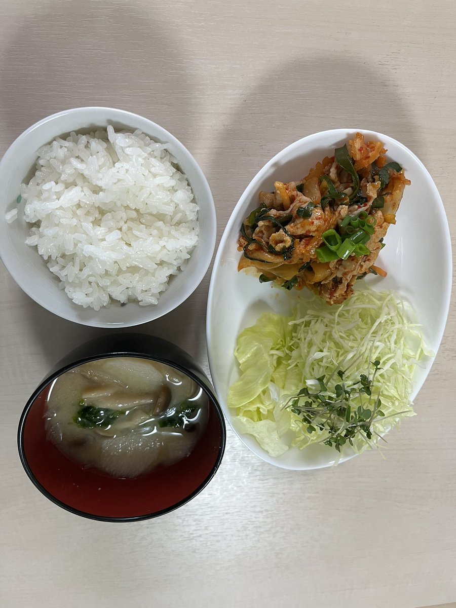 1mmcyan's tweet photo. 今日は豚キムチぃ
山芋ｼﾒｼﾞﾀﾏﾈｷﾞｱｵｻ味噌汁
ﾌﾞﾛｯｺﾘｽﾌﾟﾗｳﾄれたすｷｬﾍﾞﾂｻﾗﾀﾞ

お弁当にも豚キムチ✨
高菜炒めﾏｽﾄ✨✨ https://t.co/WLCmjhtXO8