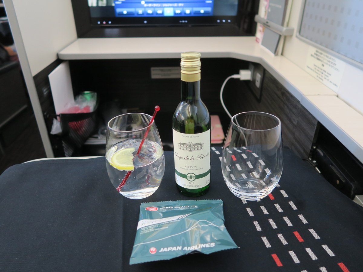 activa763's tweet photo. 2019年3月 日本航空 JL88 広州→羽田 ビジネスクラスの夕食です、

和食を選びました、メインは白身魚のフリッターです

＃日本航空 #JAL ＃機内食 #Inflight #Businessclass ＃ビジネスクラス https://t.co/Zczjareu4V