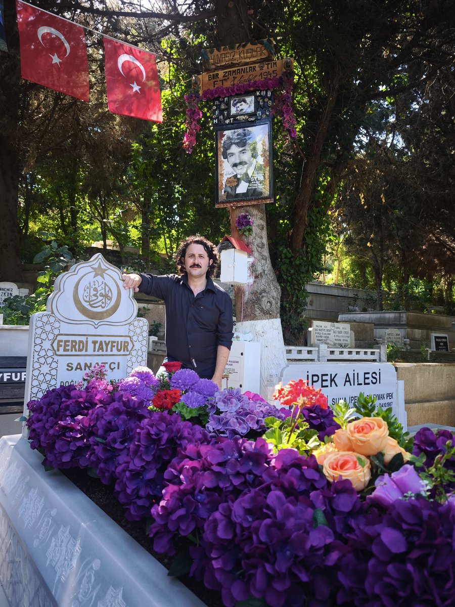 Abdullah_Bilbay's tweet photo. Bir gün bile gitsen hatıran yeter.bestekar feydi Tayfur vefa olarak rahmetli sanatçı Ferdi Tayfuru Ziyaret ettik.
#abdullahbilbay#ferditayfur#bilbaykuafor https://t.co/RC1rZeVnKm