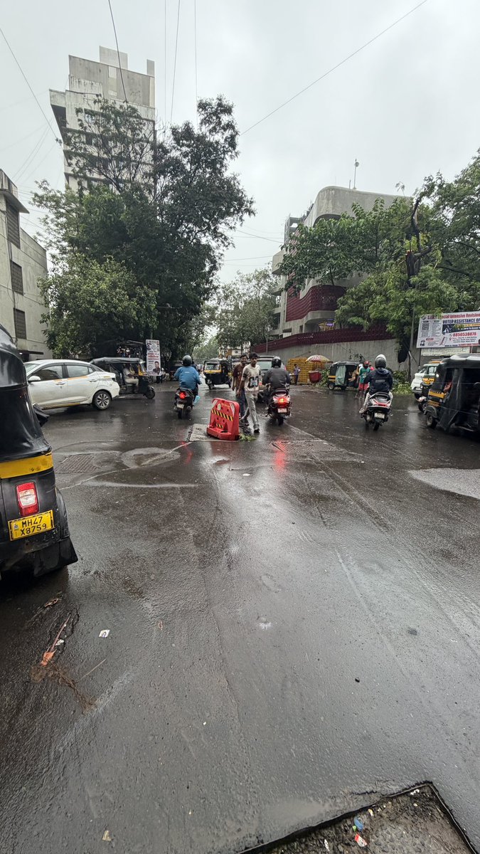 N23PRASAD's tweet photo. @mybmcWardPN 
काचपाडा ४ रस्त्यावरील गटारचे झाकण तुटले आहे … तर आपणास विनंती आहे की लवकरात लवकर हे दुरुस्त करावे किवा नवीन लावण्यात यावे ही विनंती…

@mybmc https://t.co/i1djvfAmDb