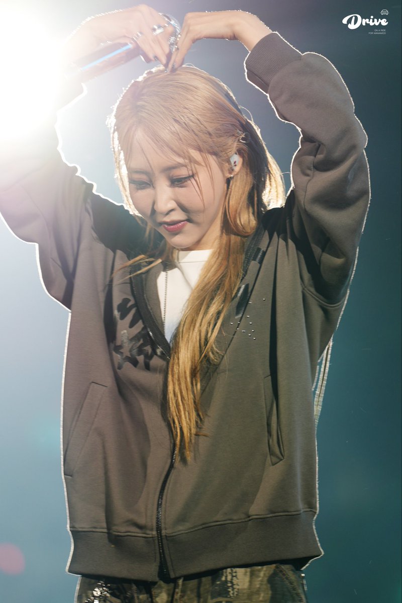 drivemmm_0619's tweet photo. 20260705 MAMAMOO 2026 WORLD TOUR [4WARD] in KAOHSIUNG
별💫
@BYULBYUL_MATE 

#마마무 #문별 #MAMAMOO #MOONBYUL #4Flowers #4WARD #玟星 #문별이다섯개 https://t.co/qJuGpu6OLV