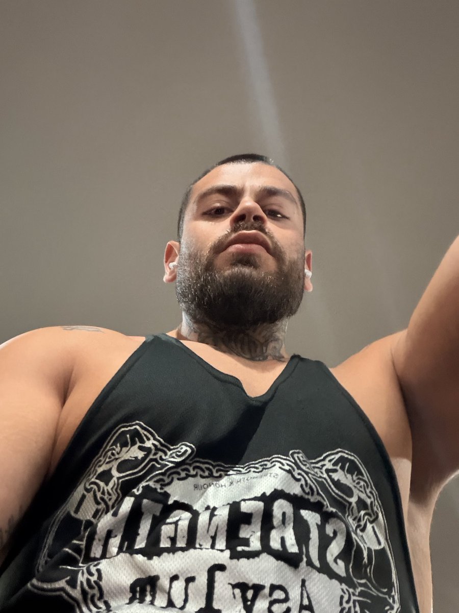 DomSaintshot's tweet photo. Pov 🔥🔥🔥🔥😛😛workout gym session sweaty 😥 https://t.co/zjP2BpuWvs