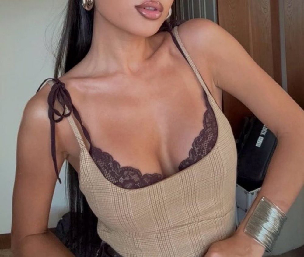 Bllury's tweet photo. current outfit inspo palette: black &amp; earth tones 🤎 https://t.co/Z4AvWhcpJk