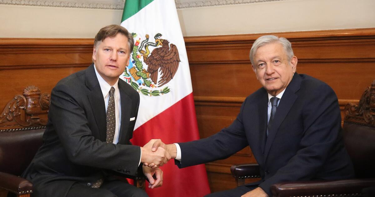 luisghernan's tweet photo. No son amigos de México, ni de los mexicanos
Y nunca lo han sido o lo serán

El hipócrita @ChrisLandauUSA 
El mitómano @KenSalazar 
y el halcón Ron Johnson @USAmbMex 
protegen los intereses de Estados Unidos, incluso cuando ello significa atentar u operar contra la Democracia mexicana

La 4T lo sabe bien

Ante Estados Unidos: sumisión JAMÁS