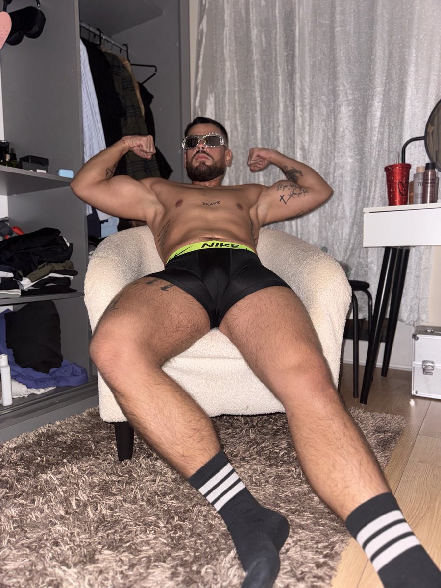 DomSaintshot's tweet photo. On your knees 🔥🔥🔥🔥 for daddy https://t.co/ALnDn6F8VS