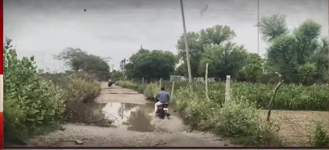 Anni6778's tweet photo. ग्राम पंचायत बुगालिया (Kalwar), जयपुर शहर से कुछ ही दूरी पर, लेकिन सड़कों की हालत बदहाल है। घर से निकलना तक मुश्किल हो गया है।
ग्रामीणों ने अल्टीमेटम दिया है-अगर जल्द सड़कें नहीं सुधरीं, तो बड़े स्तर पर धरना होगा।
चुनाव के समय बार-बार आने वाले MLA और MP अब कहाँ हैं?@BhajanlalBjp https://t.co/WeCv0XtM6x
