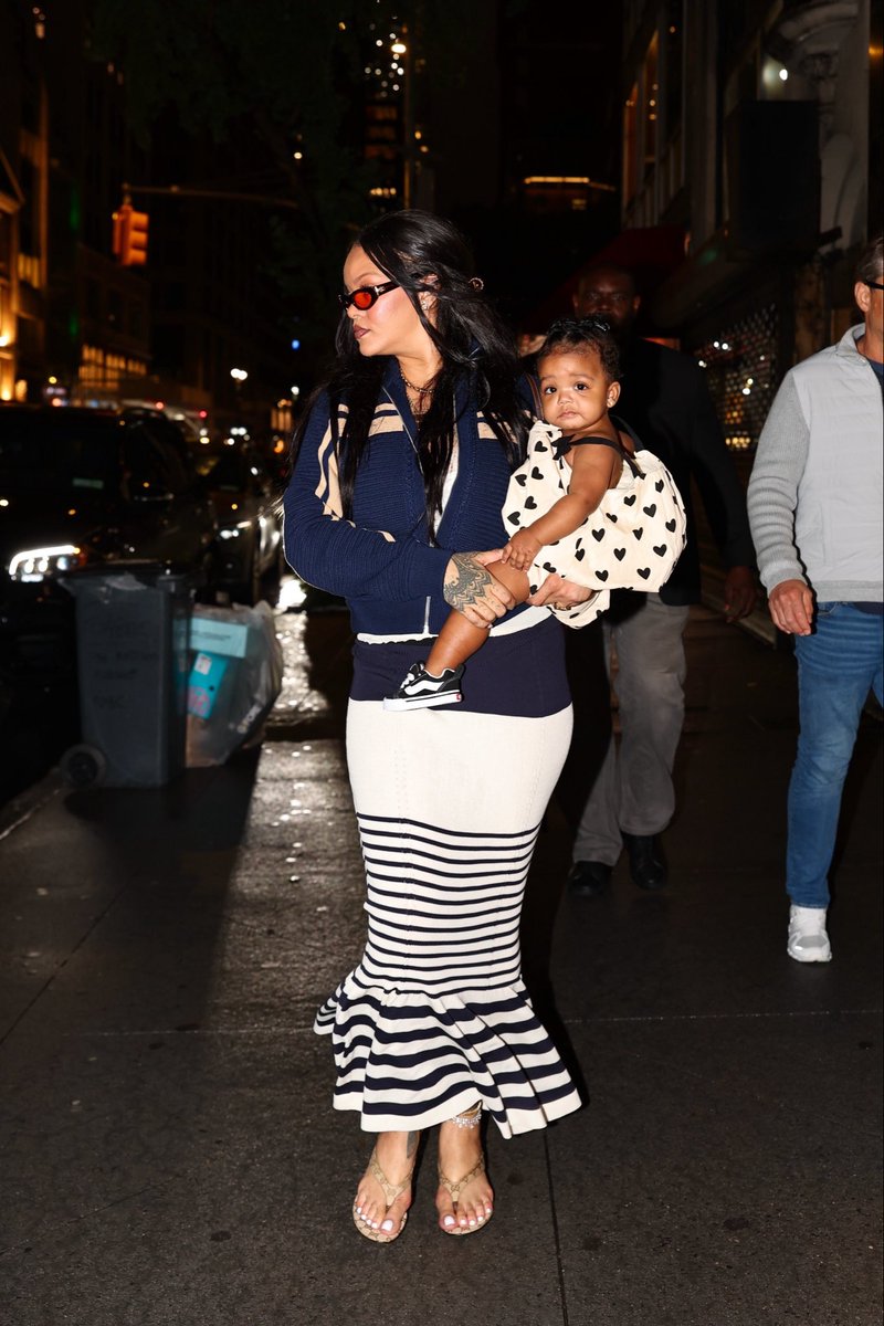 Galerie_Rihanna's tweet photo. Rihanna with her daughter Rocki in NYC last night. https://t.co/Vj95o4zd1G