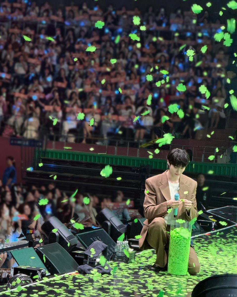 byeonwoonist's tweet photo. may your path always be filled with endless luck 🍀 https://t.co/sy7g9UNTp0