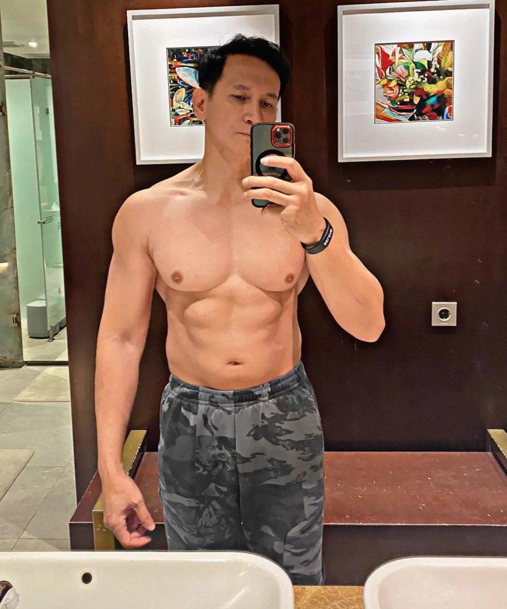 gut_mannn's tweet photo. Mereka ini hot Daddy sih, udah punya anak, sibuk sama dunia entertainment tapi masih bisa maintain badannya sampe sebagus ini👍 https://t.co/eluWKQd15Q