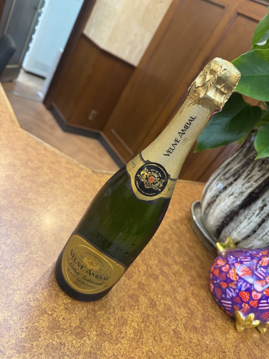 cooolman124's tweet photo. ファンの方からお酒が届いてました！？
どなたかありがとうございます！！

みんなでありがたくいただきます！！
乾杯🥂
#リアル脱出ゲームの日 https://t.co/A0ypHvgd6c