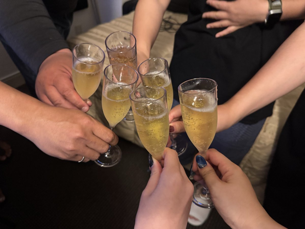 cooolman124's tweet photo. ファンの方からお酒が届いてました！？
どなたかありがとうございます！！

みんなでありがたくいただきます！！
乾杯🥂
#リアル脱出ゲームの日 https://t.co/A0ypHvgd6c