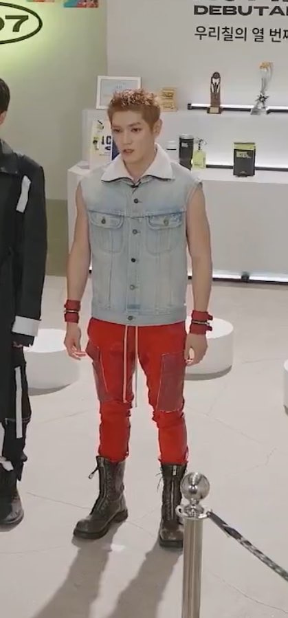 H0TCH0C0_'s tweet photo. 10주년이라고 소방차 입어준 리더의 무게 눈물나 
어딜봐서 지금보니 괜찮다는거야 
아직도 소방차의 시대가 안옴 https://t.co/oOTn7YeLeE